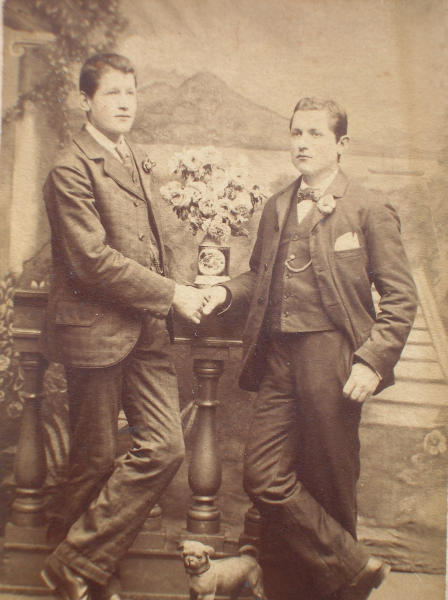 Ritratto di fratelli in abiti tradizionali